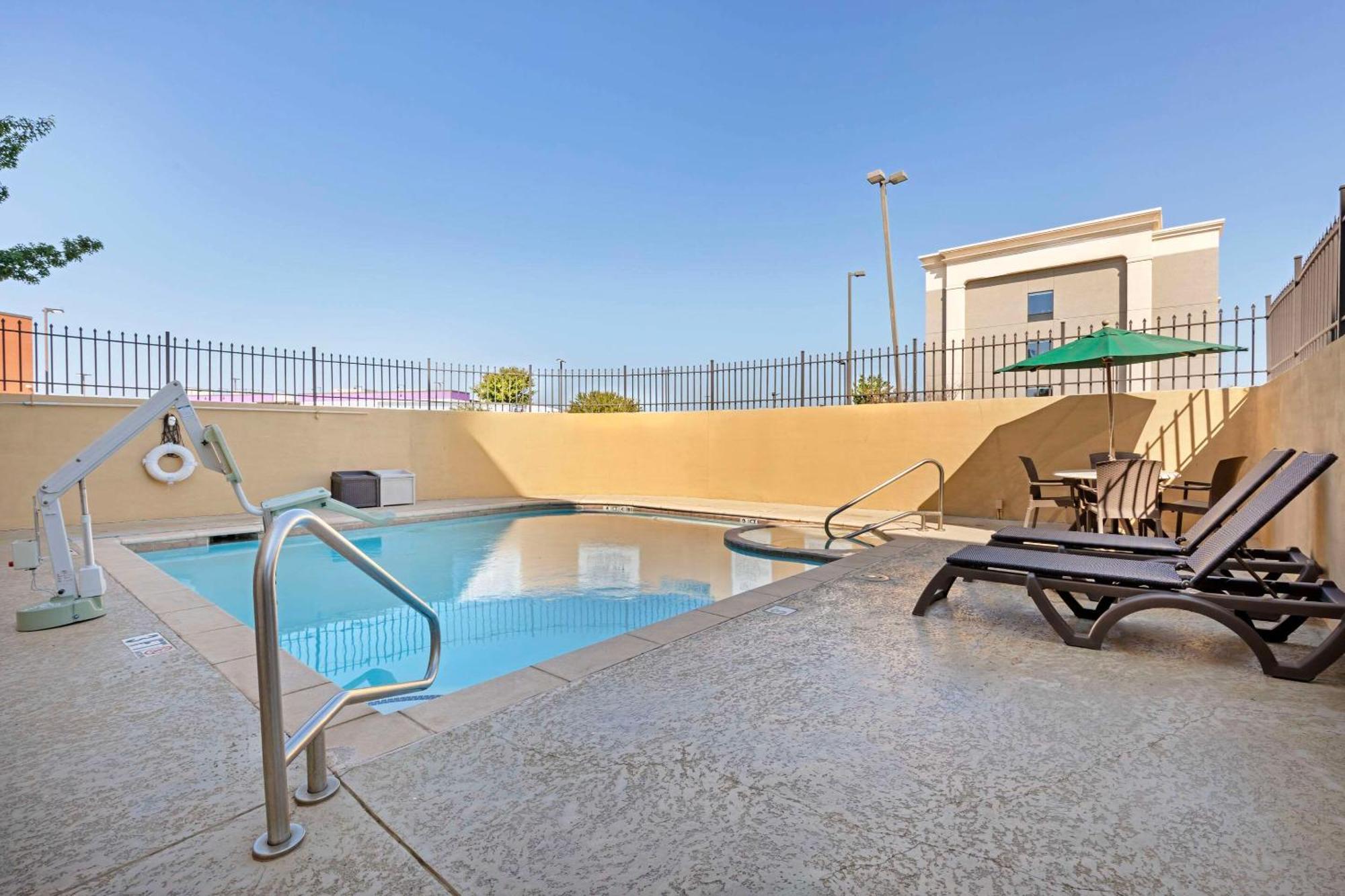 Comfort Suites West Dallas - Cockrell Hill Luaran gambar